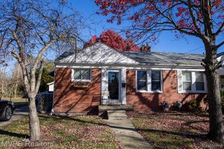 19007 Roscommon Street, Harper Woods, MI 48225