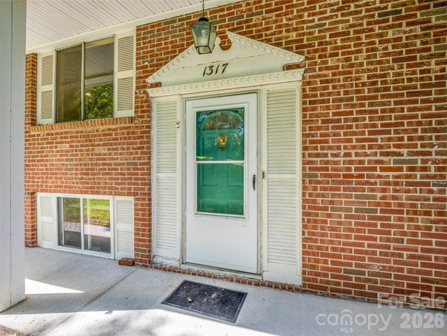 1317 Hyman Avenue, Hendersonville, NC 28792