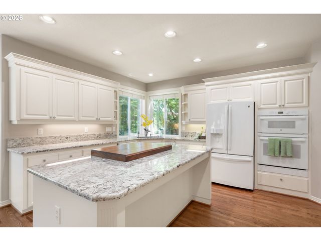 3658 Nw LORIANN Dr, Portland, OR 97229