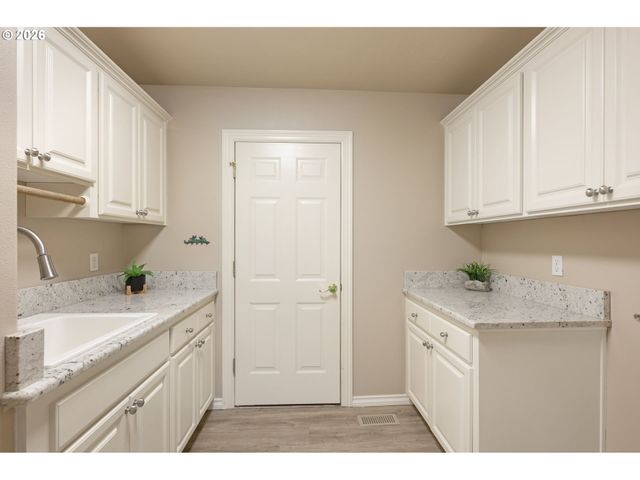 3658 Nw LORIANN Dr, Portland, OR 97229