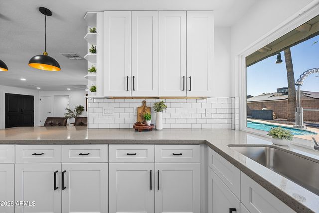 3934 W GLENAIRE Drive, Phoenix, AZ 85053