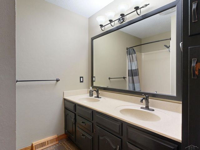 759 Pilgram Dr. E Drive, Saginaw, MI 48638