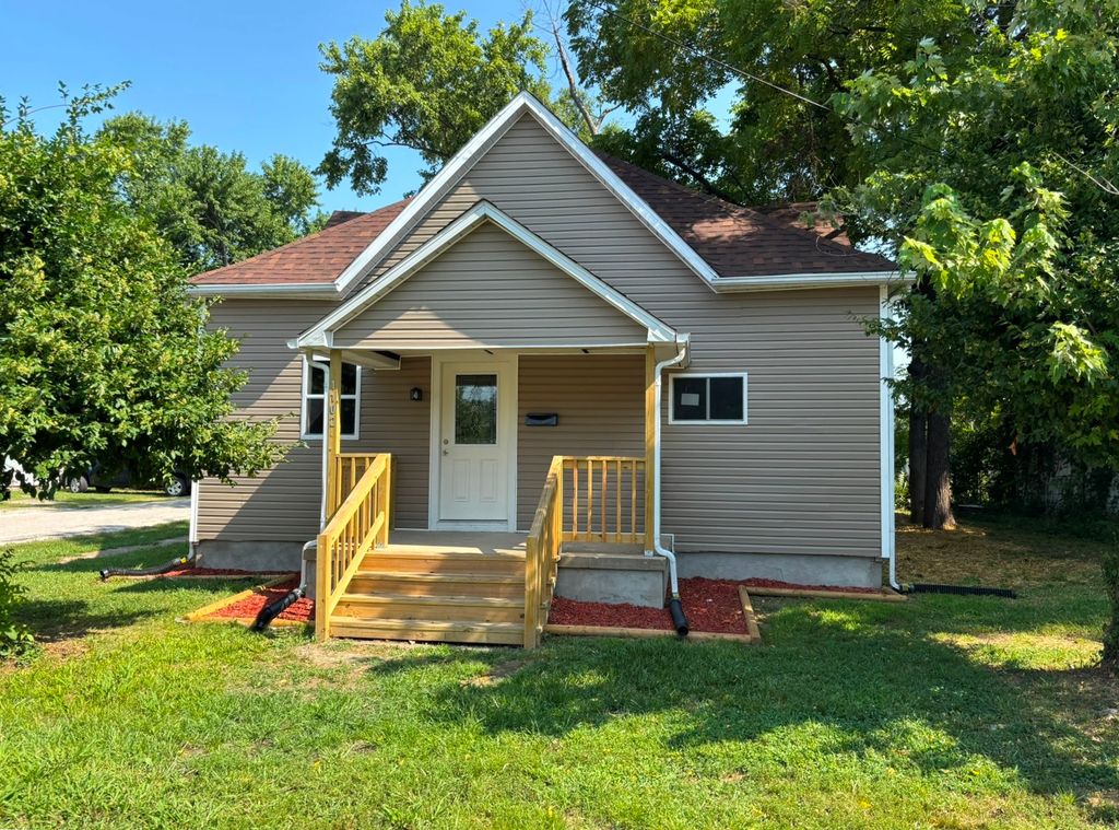 Image 1 of property listing at 1102 E Church Street, Salem, IL 62881