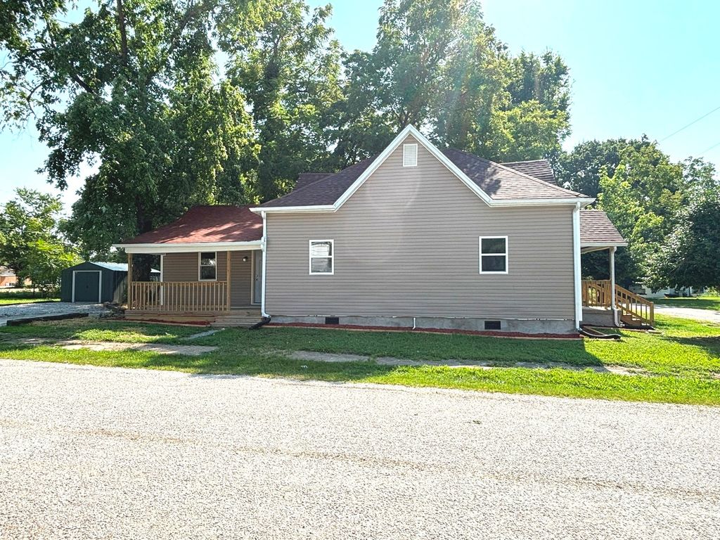 Image 11 of property listing at 1102 E Church Street, Salem, IL 62881
