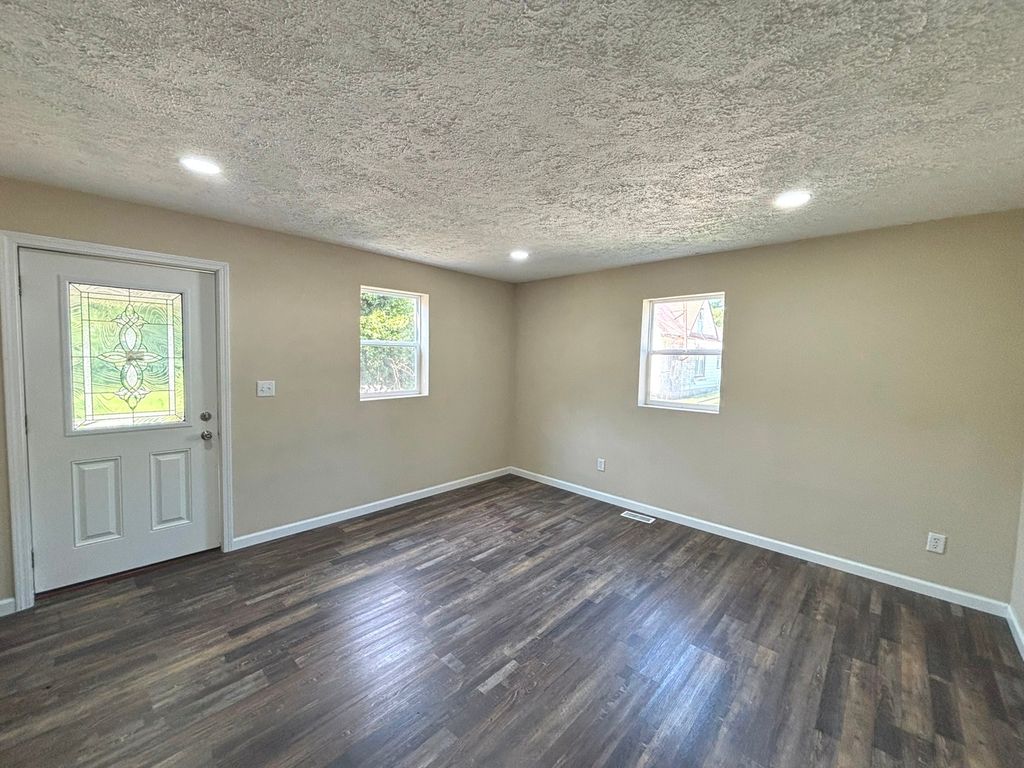 Image 3 of property listing at 1102 E Church Street, Salem, IL 62881