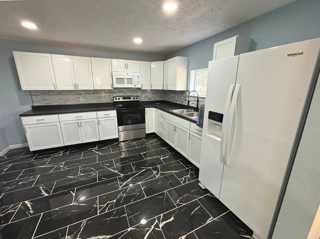 Image 4 of property listing at 1102 E Church Street, Salem, IL 62881