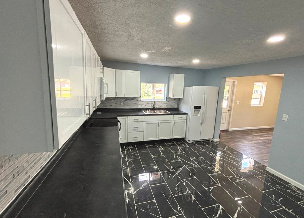 Image 5 of property listing at 1102 E Church Street, Salem, IL 62881