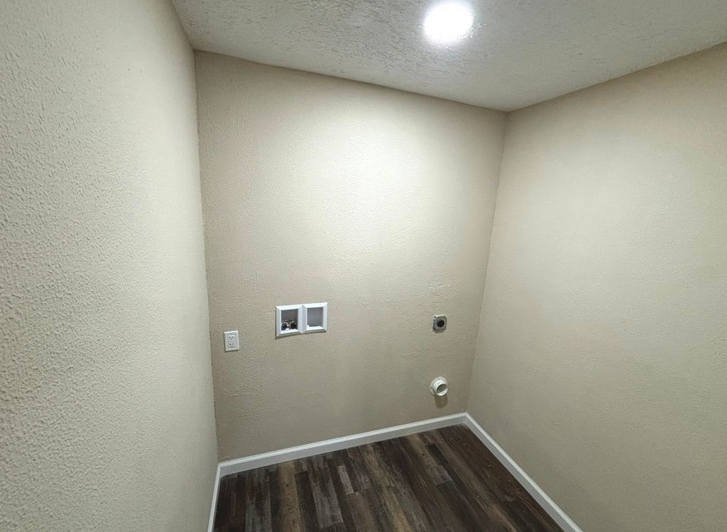 Image 6 of property listing at 1102 E Church Street, Salem, IL 62881