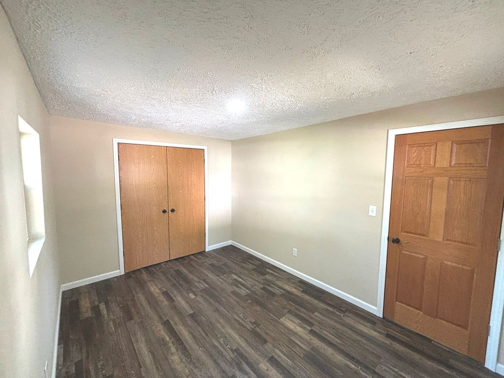 Image 7 of property listing at 1102 E Church Street, Salem, IL 62881