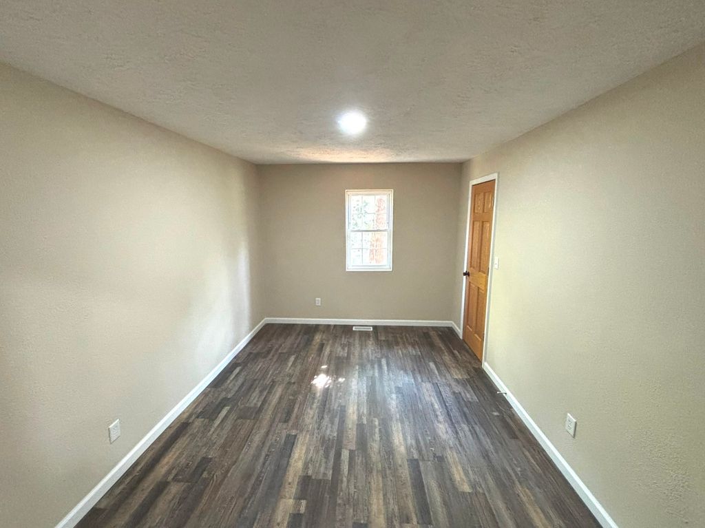 Image 8 of property listing at 1102 E Church Street, Salem, IL 62881