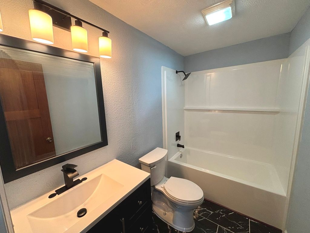 Image 10 of property listing at 1102 E Church Street, Salem, IL 62881