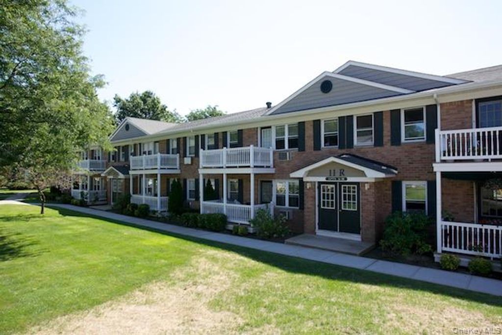 1355 Roanoke Avenue 3LD, Riverhead, NY 11901