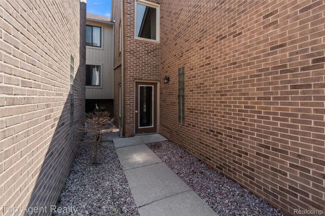 42372 Lochmoor Street, Clinton Charter Township, MI 48038