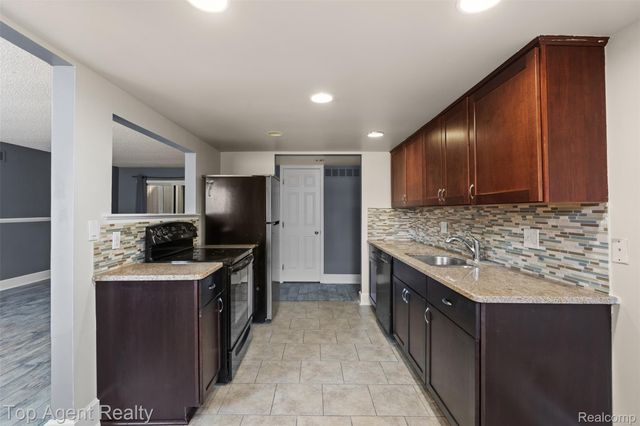 42372 Lochmoor Street, Clinton Charter Township, MI 48038