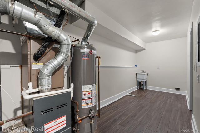 42372 Lochmoor Street, Clinton Charter Township, MI 48038