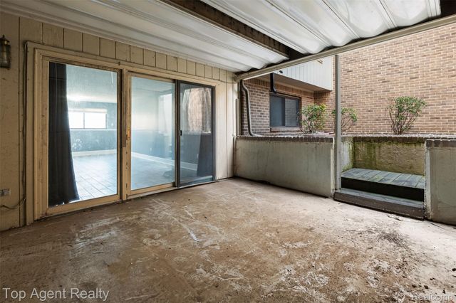 42372 Lochmoor Street, Clinton Charter Township, MI 48038