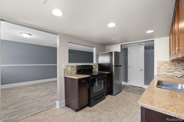 42372 Lochmoor Street, Clinton Charter Township, MI 48038