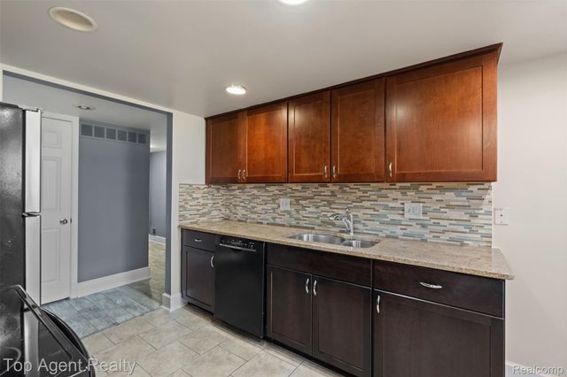 42372 Lochmoor Street, Clinton Charter Township, MI 48038