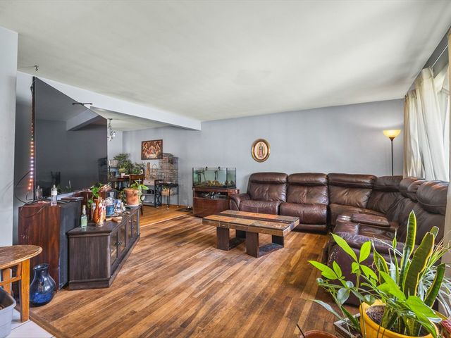 219 Walter Court, Elgin, IL 60123