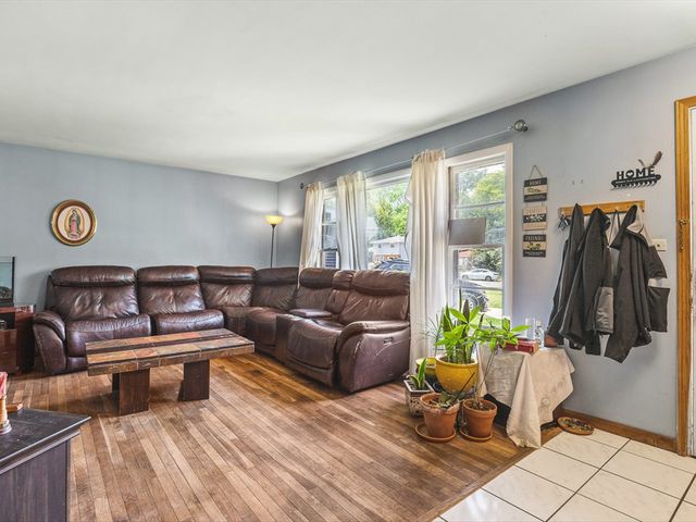 219 Walter Court, Elgin, IL 60123