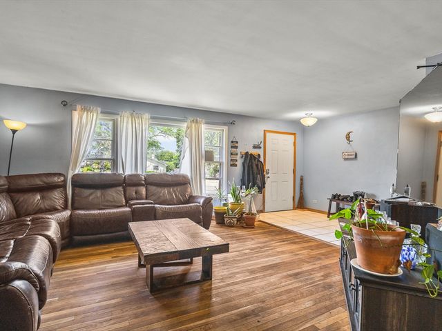 219 Walter Court, Elgin, IL 60123