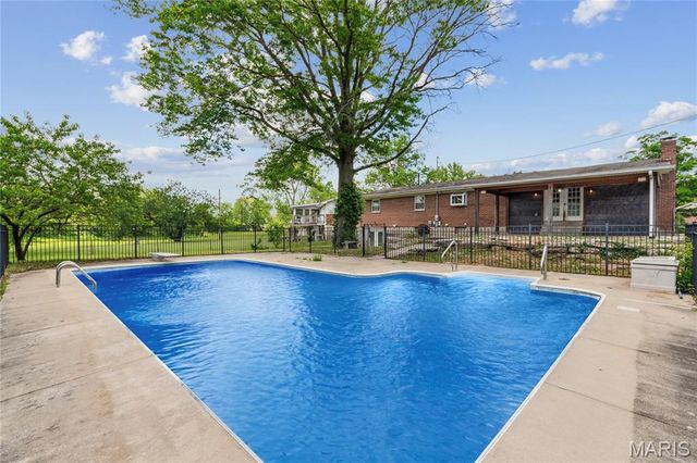 37 Cloverdale Drive, St Charles, MO 63304