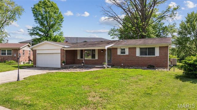 37 Cloverdale Drive, St Charles, MO 63304