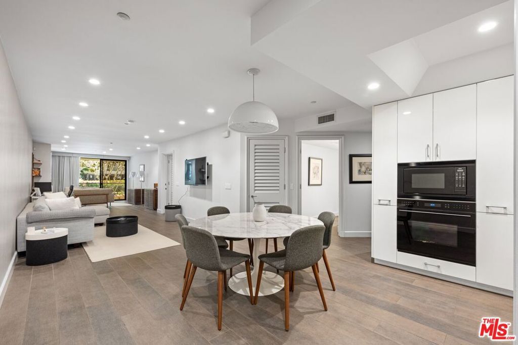 Image 11 of property listing at 701 Ocean Avenue 110, Santa Monica, CA 90402