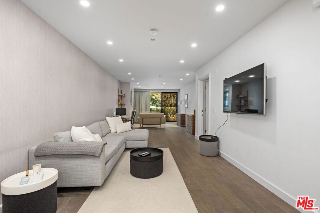 Image 13 of property listing at 701 Ocean Avenue 110, Santa Monica, CA 90402