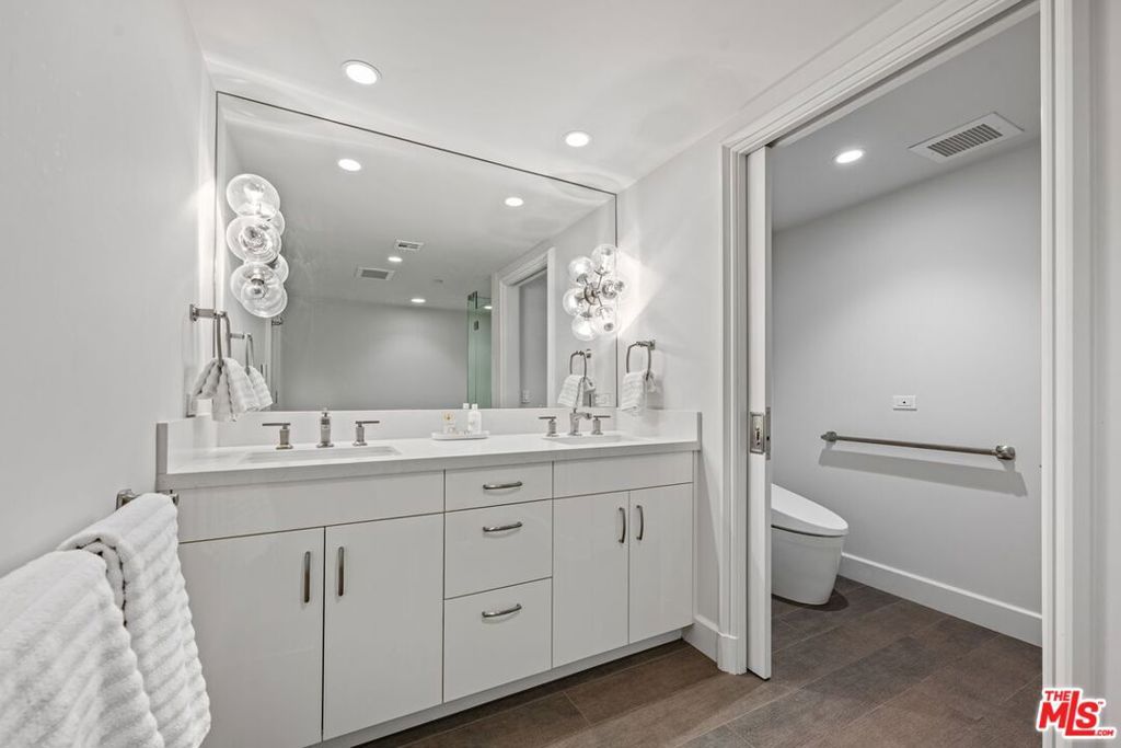 Image 25 of property listing at 701 Ocean Avenue 110, Santa Monica, CA 90402