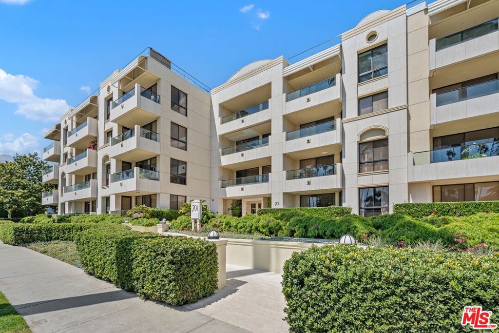 Image 3 of property listing at 701 Ocean Avenue 110, Santa Monica, CA 90402
