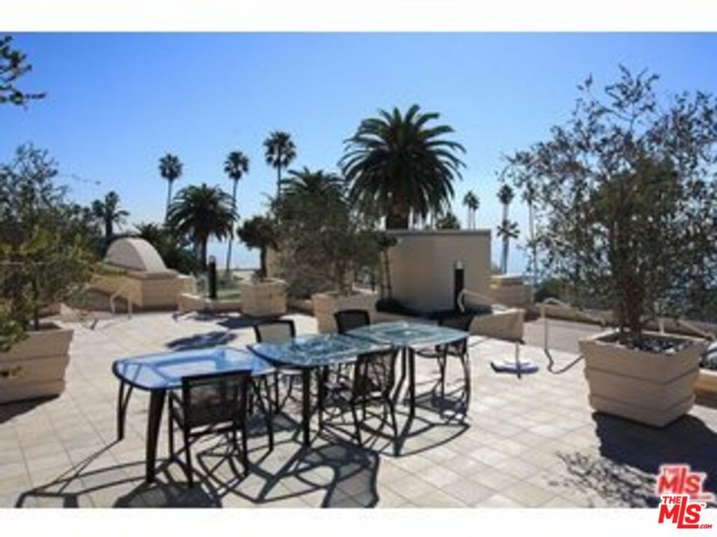 Image 5 of property listing at 701 Ocean Avenue 110, Santa Monica, CA 90402