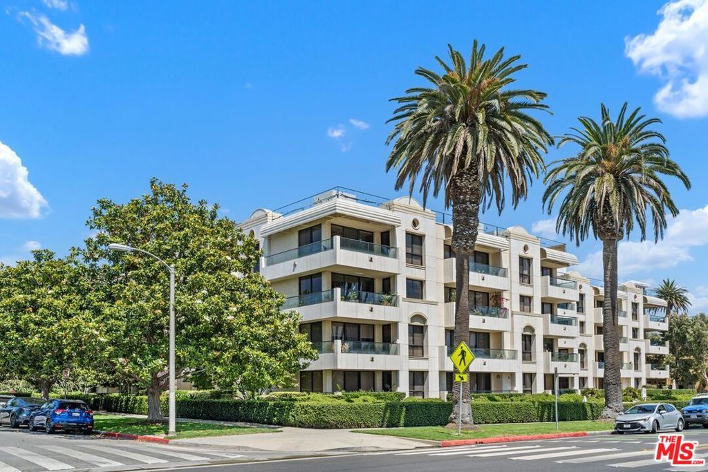 Image 8 of property listing at 701 Ocean Avenue 110, Santa Monica, CA 90402
