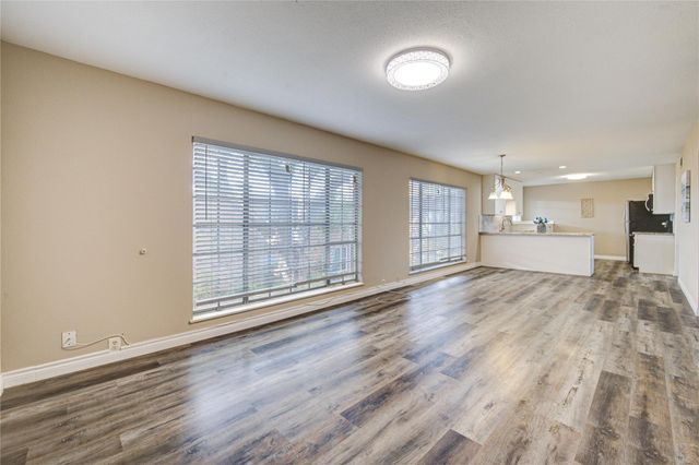 2101 Fountain View Drive 76, Houston, TX 77057