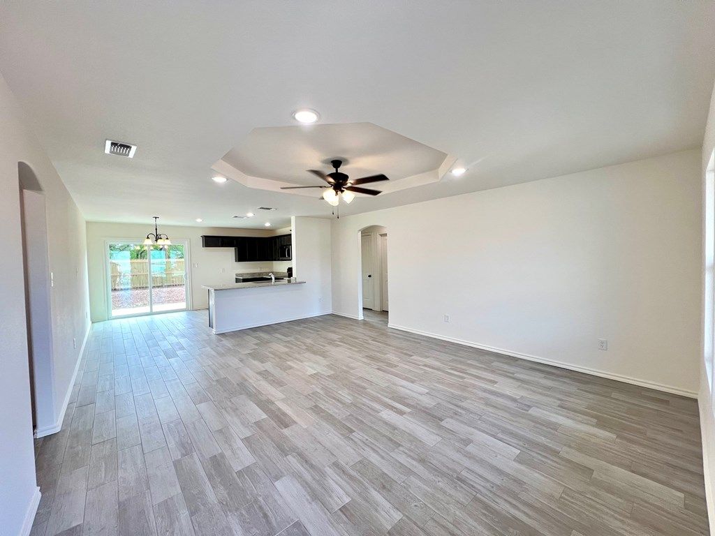 Image 3 of property listing at 317 E 25th St, San Angelo, TX 76903