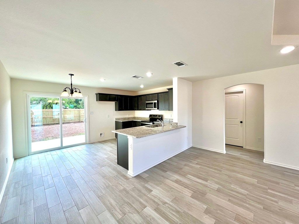 Image 4 of property listing at 317 E 25th St, San Angelo, TX 76903