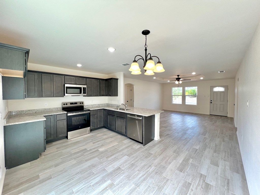 Image 5 of property listing at 317 E 25th St, San Angelo, TX 76903