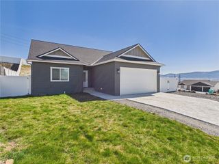 925 N Macaw Avenue, East Wenatchee, WA 98802