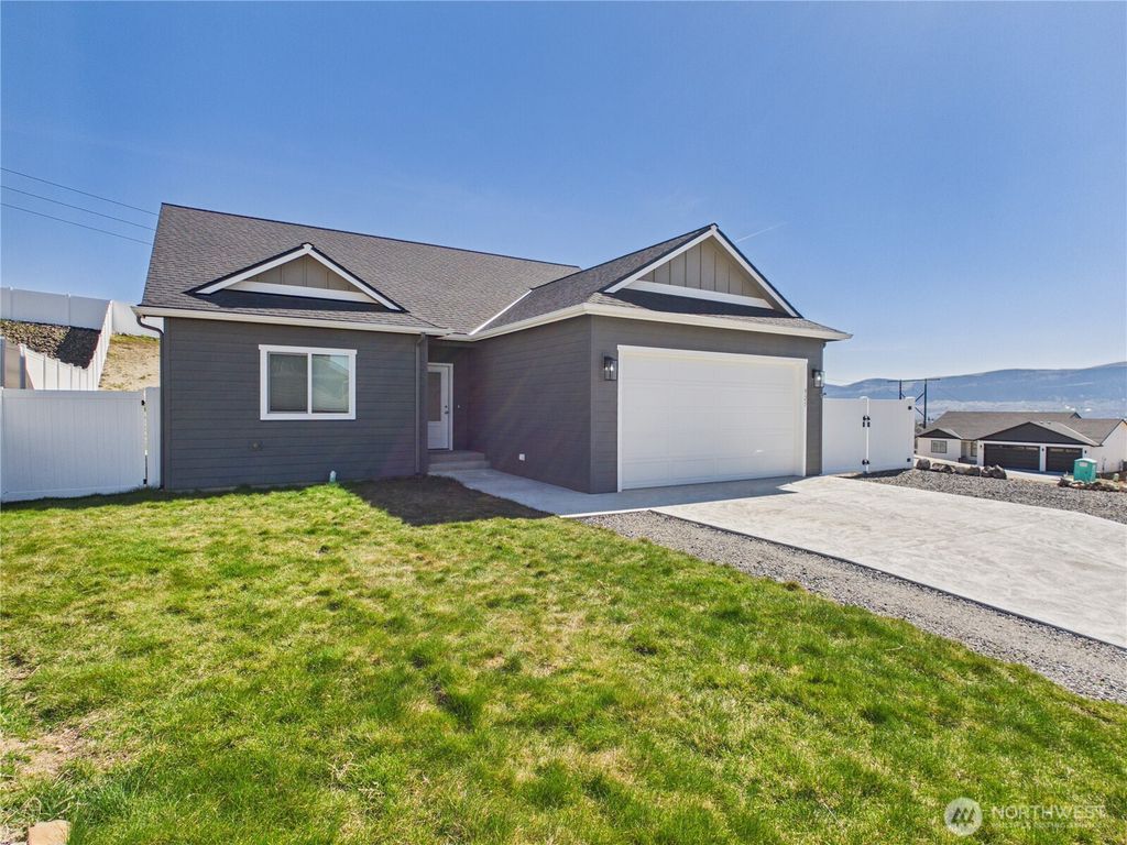 925 N Macaw Avenue, East Wenatchee, WA 98802