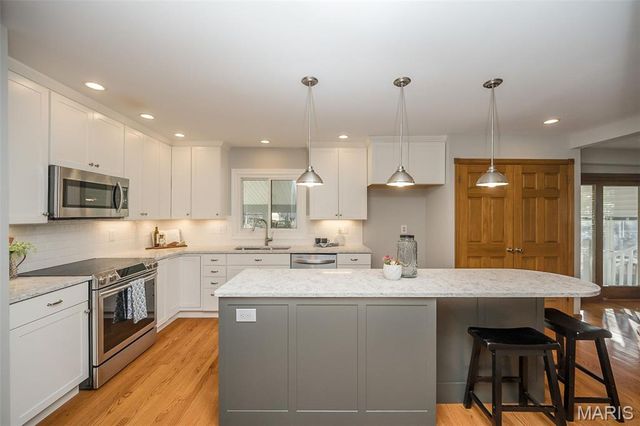 6843 Coffee Springs Drive S, St Louis, MO 63129