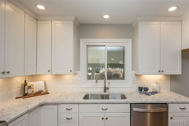 6843 Coffee Springs Drive S, St Louis, MO 63129