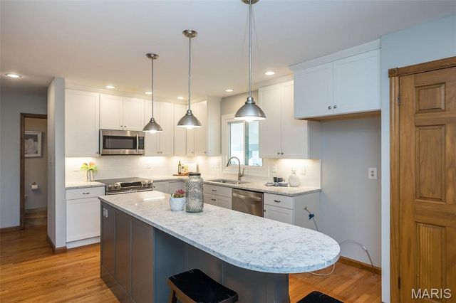 6843 Coffee Springs Drive S, St Louis, MO 63129