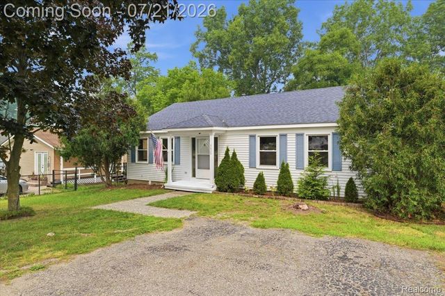 5608 Clinton River Drive, Waterford Charter Township, MI 48327