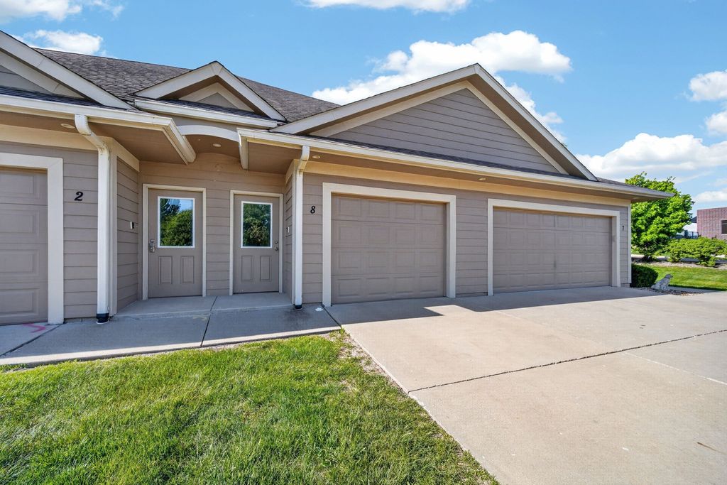2702 NE Oak Drive 8, Ankeny, IA 50021