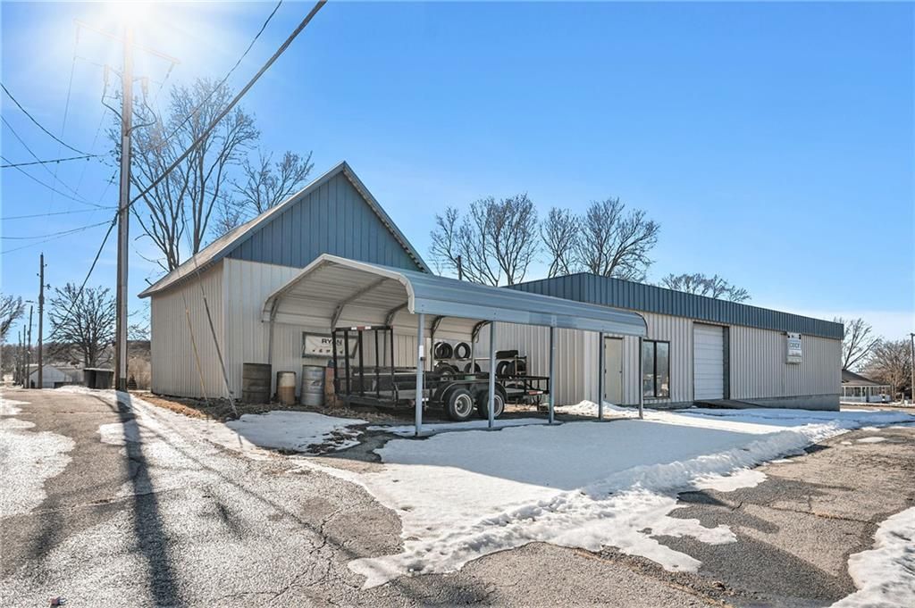 29 E Monroe (24 Hwy) Street, Buckner, MO 64016