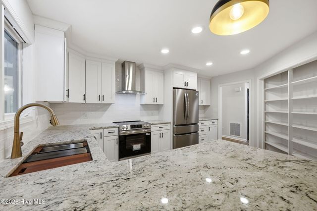 200 Devonshire Avenue W, Seven Lakes, NC 27376