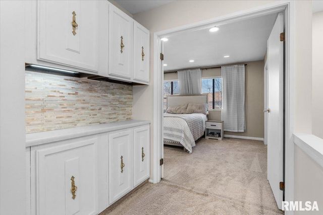 6 REDWOOD Lane, Springfield, IL 62704