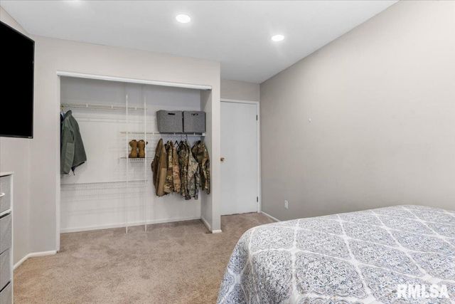 6 REDWOOD Lane, Springfield, IL 62704