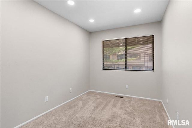 6 REDWOOD Lane, Springfield, IL 62704