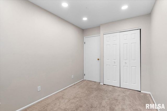 6 REDWOOD Lane, Springfield, IL 62704